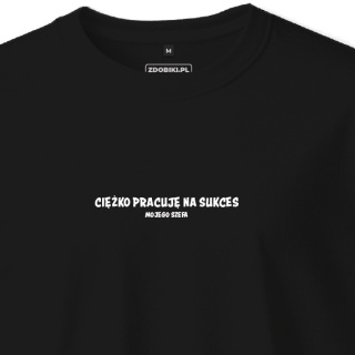 T-shirt Unisex "Ciężko pracuję na sukces mojego szefa"